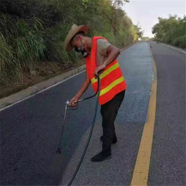 深圳 彩色防滑路面的底涂是保障路面附着力