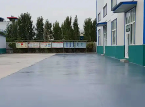 深圳彩色路面喷涂翻新的材料对冬季